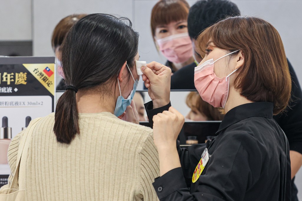 GDP growth is benefiting manufacturing workers before reaching the services sector. (CNA photo)