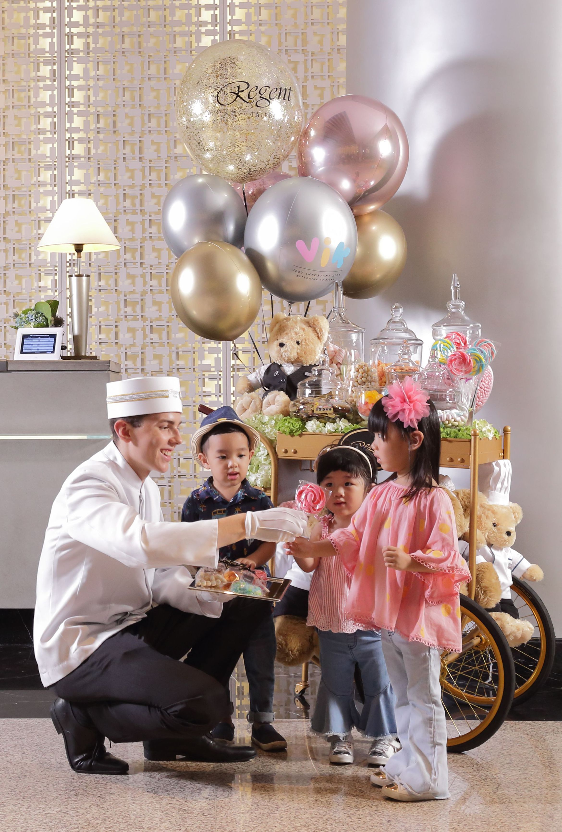 Regent_Children with VIK pass can enjoy Häagen-Dazs ice cream and an abundance of desserts on the 2F lobby_s dessert cart.jpeg